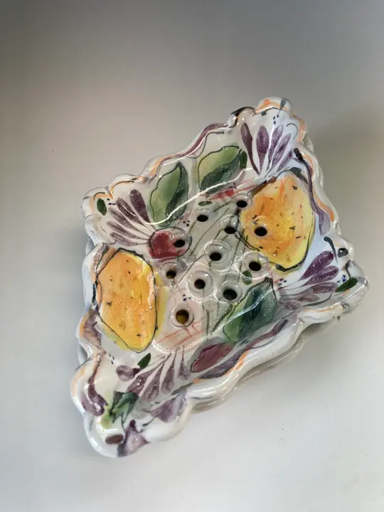 Rhomboid soap dish