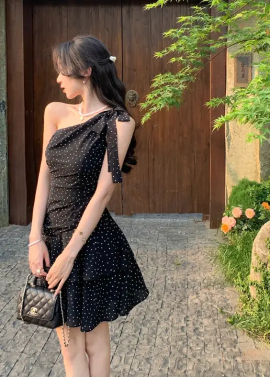 French style irregular dress with oblique shoulder, slim waist and black polka dot short skirt for summer R4335