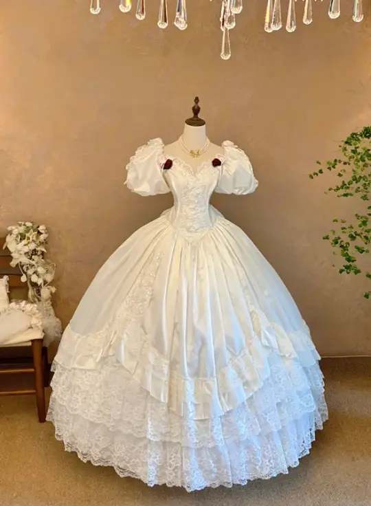 White square-neck ball gown with puff sleeves, vintage style, a cinched waist, slim fit and a voluminous puffy skirt; bridal gown R7309