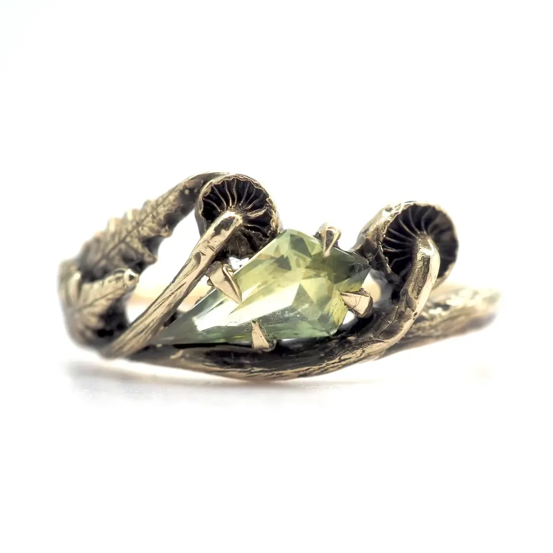 Paulina ring with green Australian sapphire kite