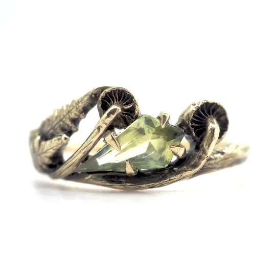 Paulina ring with green Australian sapphire kite
