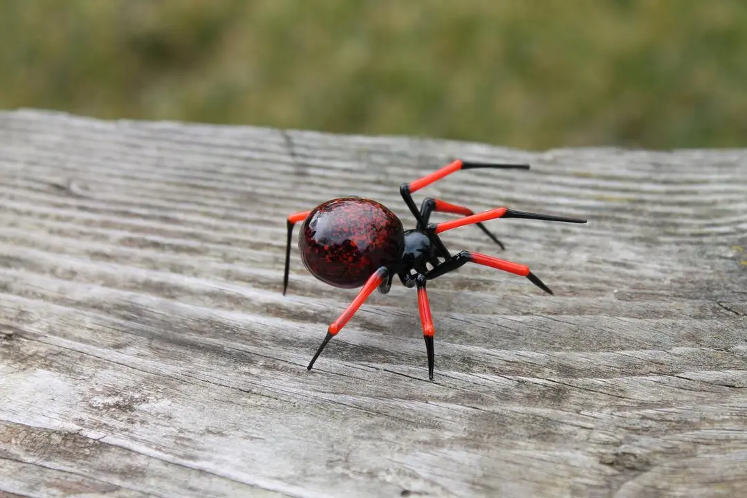 Red Spotted Black Glass Spider Figurine – Handmade Murano Art