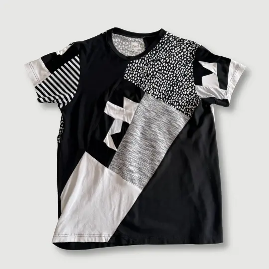 size large - preloved - black + white short sleeve tee