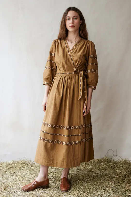 Robe croisée "Tabea" avec broderies caramel