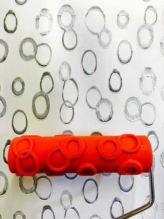 Intertwined Circles Art Roller with handle