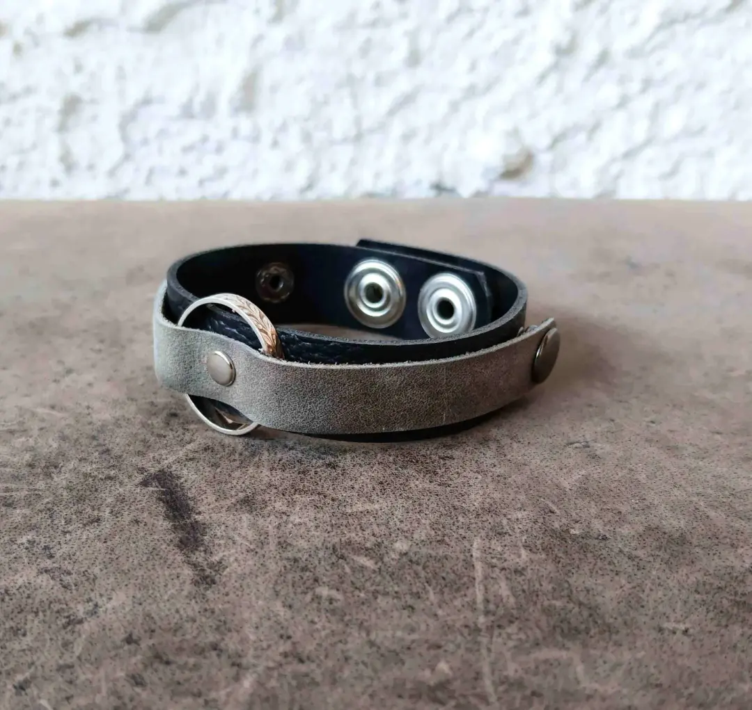 Single-Strip Adjustable Ring Holder Bracelet | Black & Elephant Gray