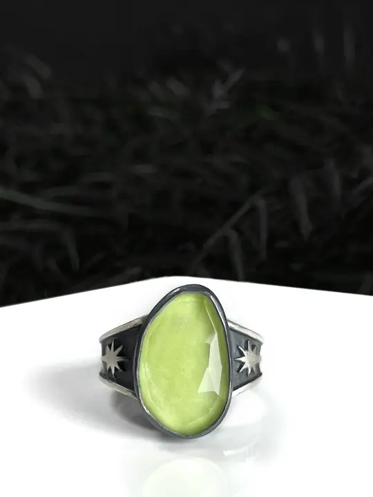 Glowing Quartz Meteor Ring - Size 9