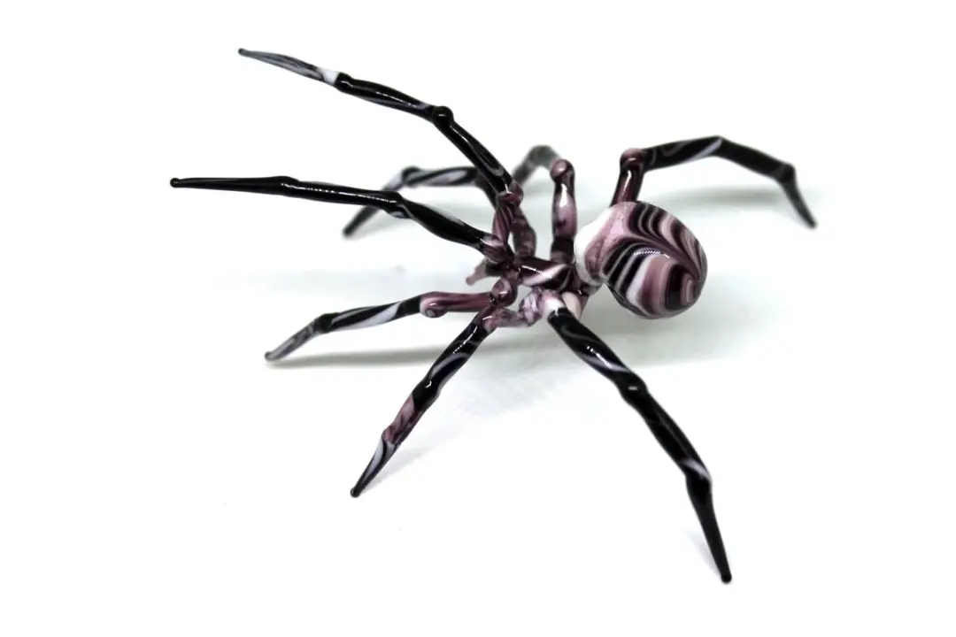Striped Marble Glass Spider Figurine In Black And White Tones