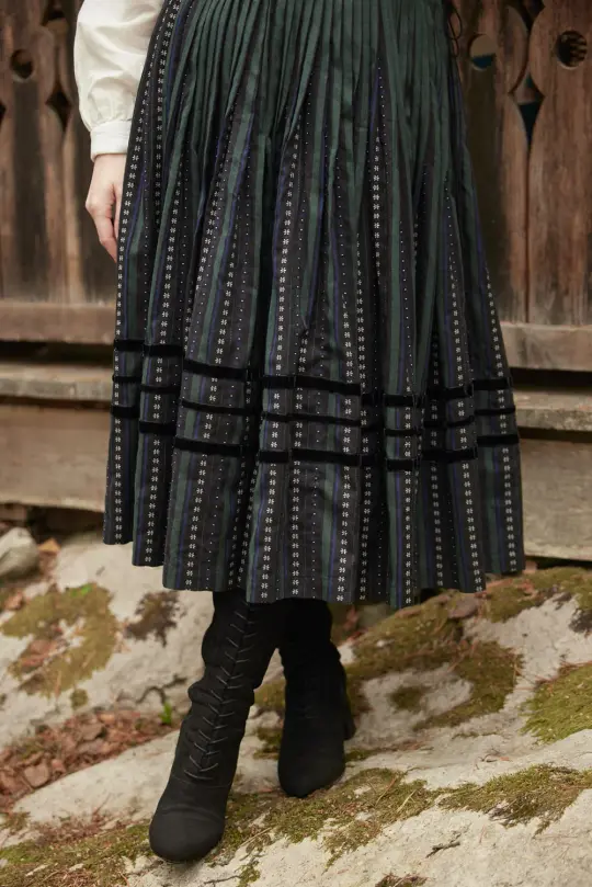 Jupe “Romina” d’inspiration székely à rayures noires, vertes et bleues