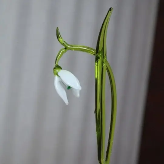 White Snowdrop Flower Figurine – Delicate Murano Glass Blossom