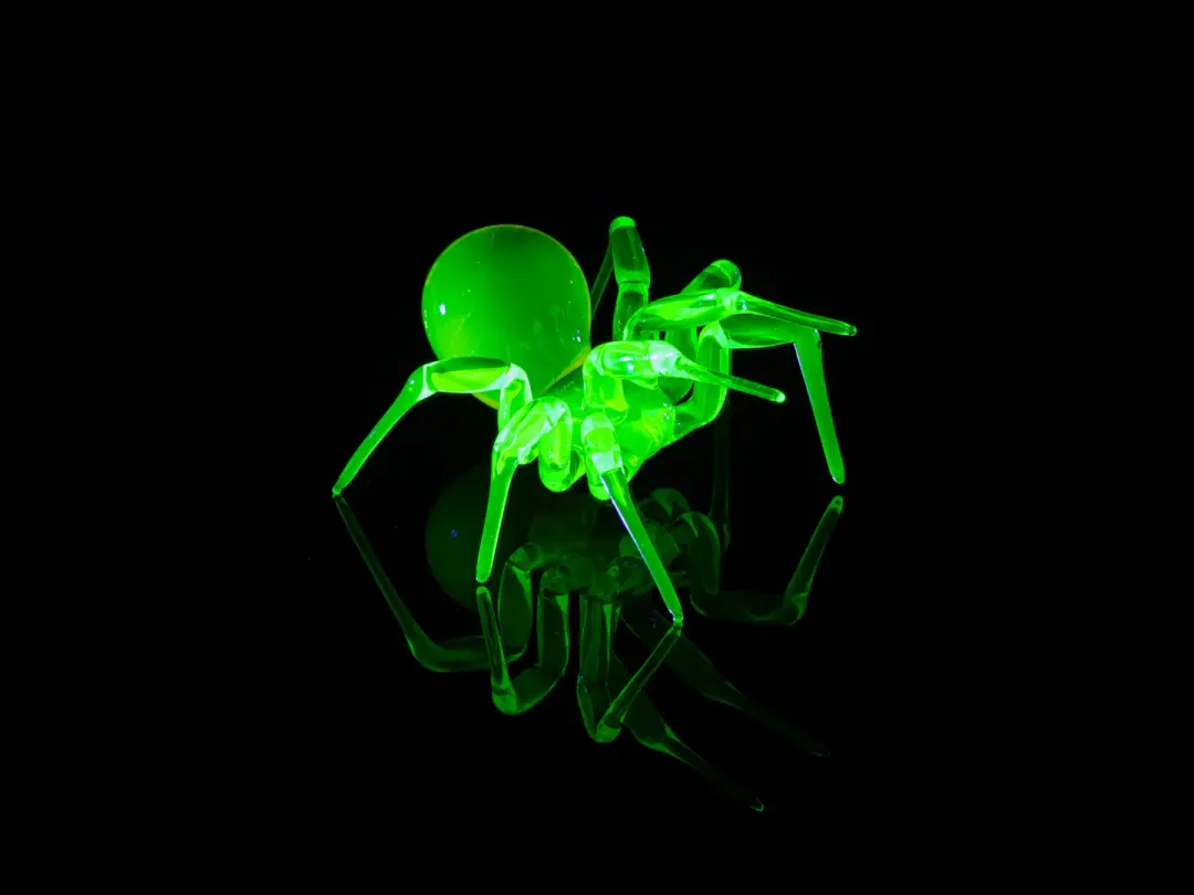 Orange Uranium Glass Spider Figurine – Miniature Insect – Sci-Fi Glow in the Dark Sculpture – Handmade Lampwork