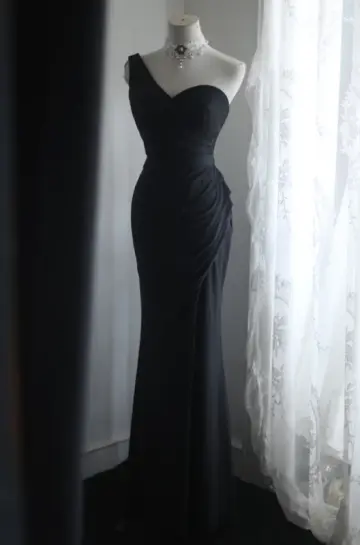 Black one-shoulder halter-neck fitted waist pleated long ball gown R6787