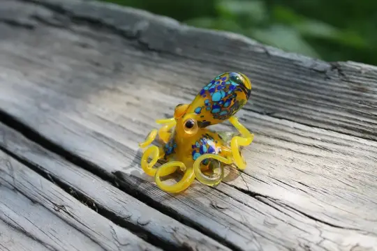 Blue & Yellow Blown Glass Octopus – Lampwork Kraken Figurine – Ocean Miniature – Sea Animal Sculpture – Nautical Decor Gift Idea