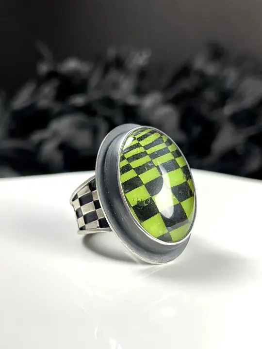 Green Glowing Quartz Illusion Ring - Size 7