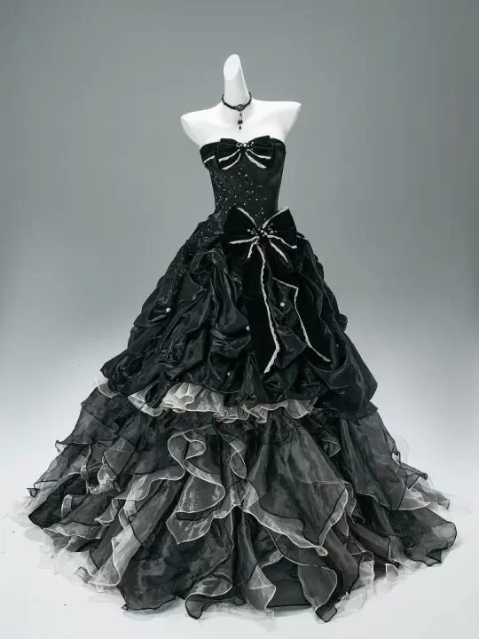 Black strapless bridal gown with slim waist and puffy skirt R5753