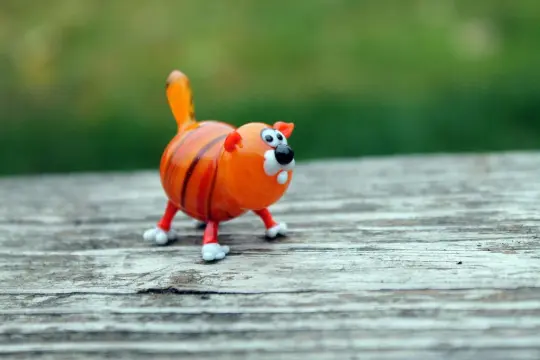 Playful Orange Tabby Glass Cat Figurine – Mini Lampwork Animal