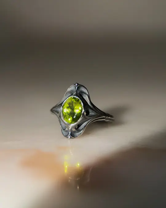 Navis // 6x8mm Peridot // 5.75